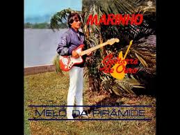Marinho e sua guitarra de Ouro, único LP (CD) em sua carreira solo. O guitarrista Mário Simões, conhecido por Marinho Guitarra de Ouro, de Belém, iniciou a carreira como integrante do grupo de Mestre Solano, com quem gravou os três primeiros discos. Em 1986, Marinho lançou seu primeiro e único disco batizado Melô da Pirâmide, gravado na Gravasom, em Belém, para o selo Discos Polydisc. Marinho, um disco clássico e raro da lambada: lançou este, que segundo contam, foi seu primeiro e único disco solo. Musicas: Melô da pirâmide, chupa-chupa, rebolando, invocado, pipocando, chocante, arrepiando, agitada, arrasta pé e melô do apaixonado. Trata-se de um trabalho instrumental no estilo ‘guitarrada’, um subgênero oriundo do Carimbó. Contagiante, gostoso de ouvir e dançar. MARINHO da Guitarra de Ouro, esse LP foi gravado no ano de 1986, LP DISCO DE VINIL que tocava na vitrola. Esse disco foi distribuído pela Condil de Recife, no ano de 1986.As baterias musicais dessa época eram eletrônicas, geralmente eram Symon que era uma série da Marca: Roland. O solo de alagados segundo alguns fãs de Marinho foi inspirado na lambada desse disco. Na verdade nem se sabe quem fez primeiro, pois os dois LPs são do mesmo ano, mas em entrevista o guitarrista e cantor dos Paralamas havia relatado que era uma música inspirada nas guitarradas da Região do Norte. Marinho era multi-instrumentalista tocava teclado também, era o seu instrumento habitual. Há relatos de fãs que o viu tocar em várias ocasiões, ele tinha talento nato. Segundo ainda relatos de interlocutores era muito exigente na execução das músicas, há quem diga que beirava a deselegância. De qualquer modo por se tratar de um período anterior à internet, há inexistências de informações precisas, relatos de amigos e familiares. Não se sabe se era solteiro, casado, ou se tinha descendentes filhos. Faleceu segundo relatos de fãs de acidente automobilístico (de carro), não sabendo local, data precisa e exata de seu falecimento. Hoje já saudoso, o autor já não se encontra entre nós, porém permanece a obra e a lenda de sua obra musical imortal. Se você leitor sabe de maiores informações, queira contribuir com a matéria, mande nos e-mail com seus dados e relatos para ajudar nossa matéria jornalística. .