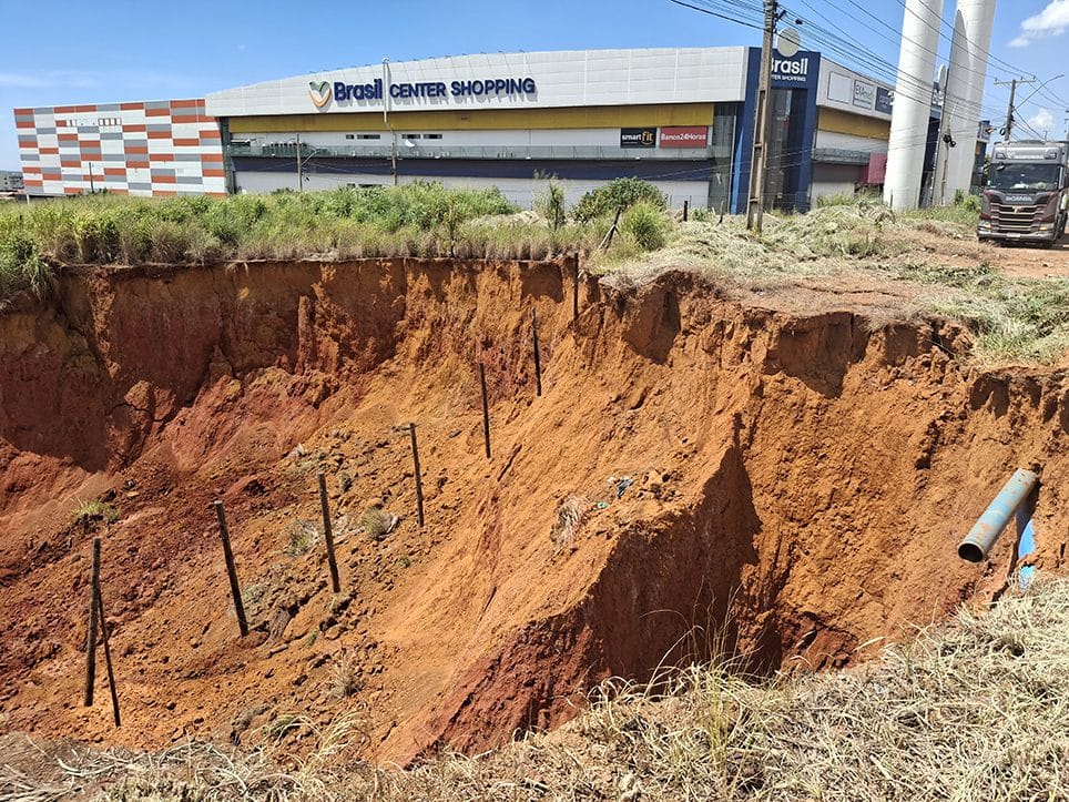Próximo ao BRASIL CENTER SHOPPING e ao antigo Posto de atendimento dos Bombeiros BR 040 e a antiga Policia Rodoviária Federal BR 040 Segundo relatos, a erosão no local já existe há mais de 15 anos, o tratamento que a prefeitura de Valparaíso de Goiás vem dando em relação ao aumento da grande voçoroca que ameaça engolir a BR 040 é pífio. Apesar do imenso precipício, que aumentou de tamanho dia após dia, não há isolamento da área ou barreira de contenção de pessoas feito no local pela prefeitura. Muitos moradores e populares caminham por aquela região, correndo risco de vida, o poder público se move para sinalizar o local. A Prefeitura precisa levar esse tema como prioridade e medidas clara exatas e enérgica clama por execução dos gestores público.
