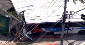 Acidente entre BRT e ônibus da linha 298 deixa feridos em Madureira, Rio