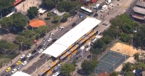 Criminosos interditaram avenida no Rio e causaram caos no trânsito da Zona Norte